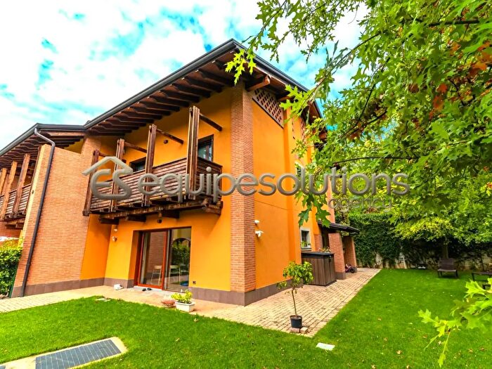 Casa con 6 locali in vendita in Via Albano Sant'Alessandro, Brusaporto