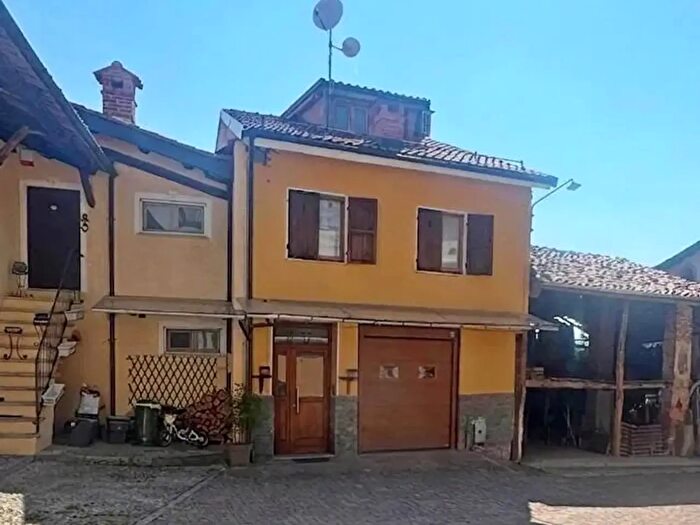 Casa trilocale in vendita in Piazza San Sebastiano, Monastero Di Vasco