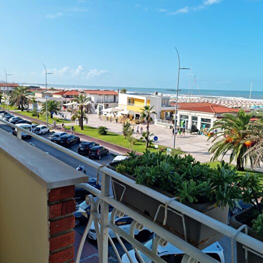 Appartamento con 8 locali in vendita in Camaiore