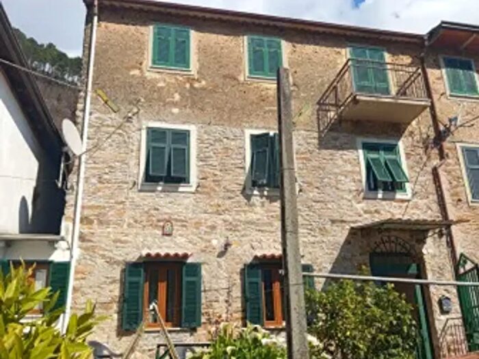 Casa trilocale in vendita in Massa