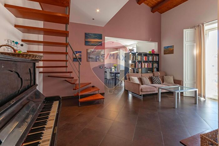 Appartamento con 9 locali in vendita in Via Paternó, Ragusa