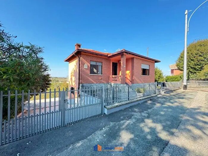 Casa con 6 locali in vendita in Via Santo Stefano, Montegrosso DAsti