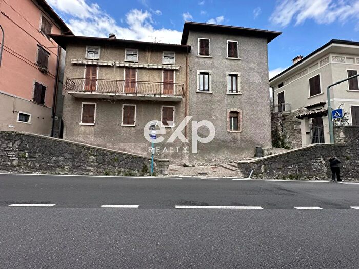 Appartamento trilocale in vendita in Gargnano