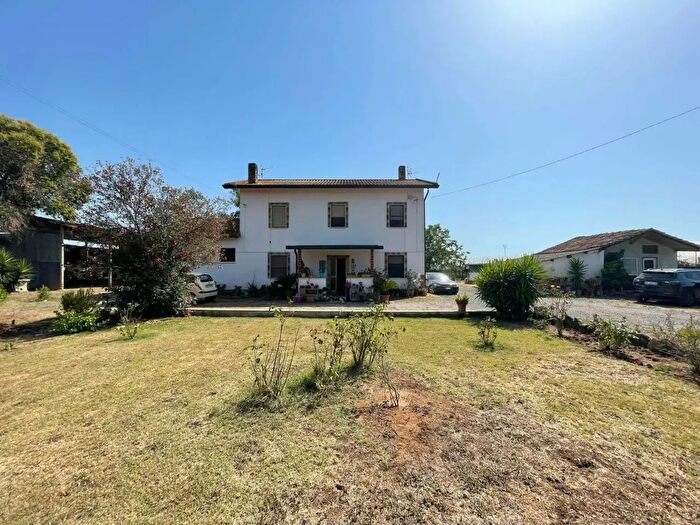 Casa con 10 locali in vendita in Latina