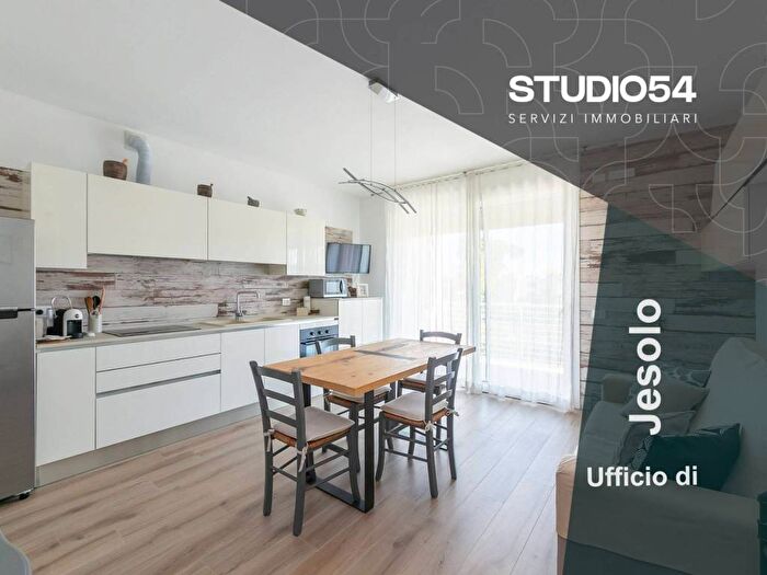 Appartamento trilocale in vendita in Via Corer, Pineta, Jesolo