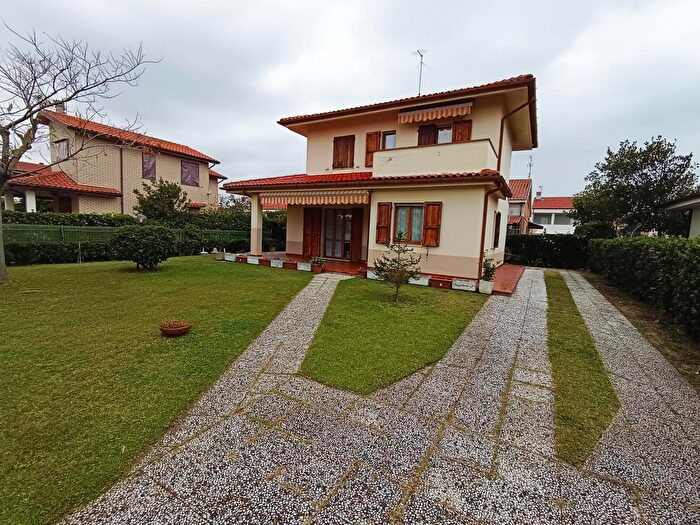 Casa quadrilocale in vendita in Lungomare di Rocca Priora, Falconara Marittima