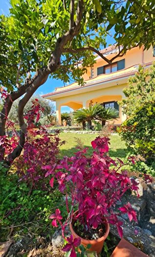 Casa in vendita in Via Po, Montepaone