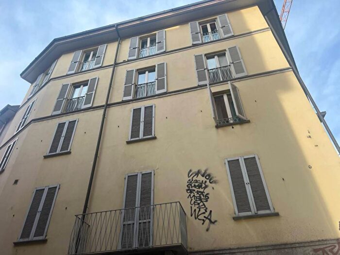 Appartamento trilocale in affitto in Via dei Fabbri, Carrobbio, Milano