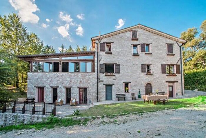 Casa con 6 locali in vendita in Monte Paganuccio, Cagli