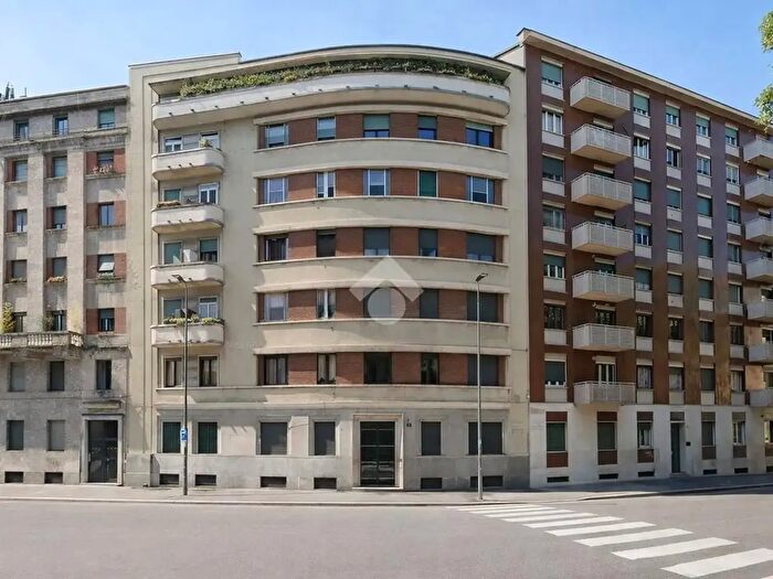 Appartamento trilocale in vendita in Via Rezzonico, Milano