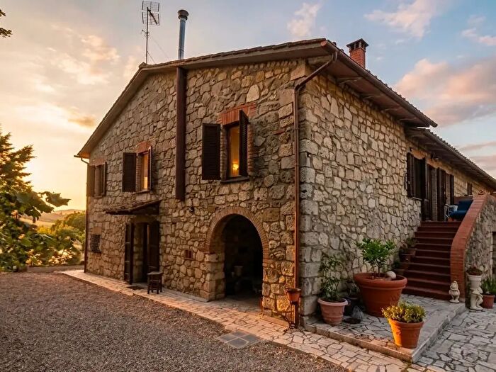 Casa con 16 locali in vendita in Via della Resistenza a, Sarteano