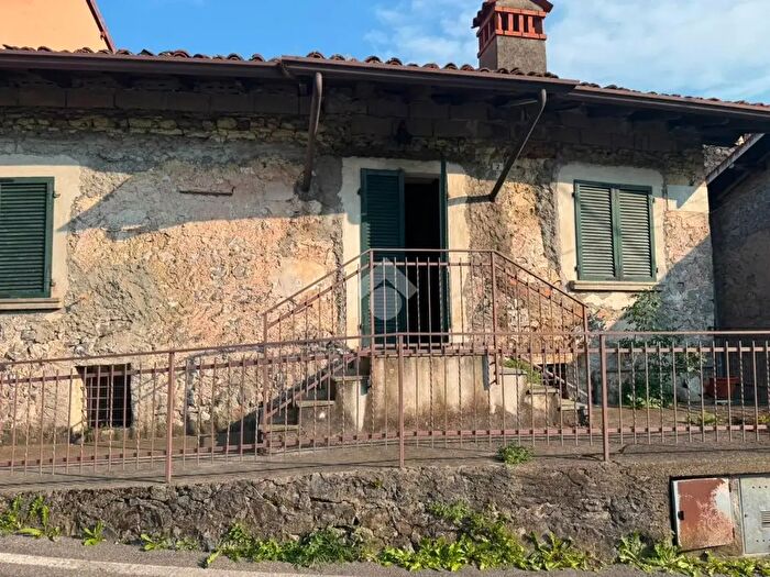 Casa con 5 locali in vendita in Via Monte Adamello, Solto Collina