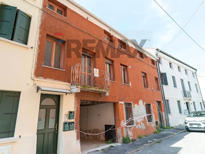 Casa con 12 locali in vendita in Rovigo