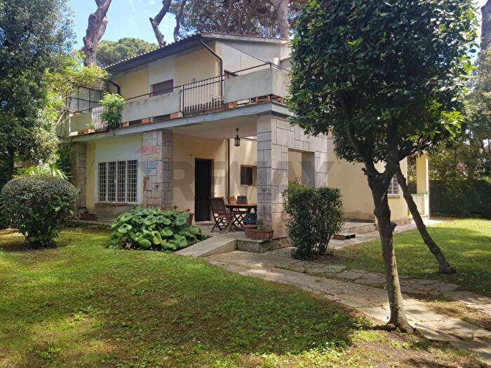 Appartamento con 6 locali in affitto in Via Portoscuso, Fregene, Fiumicino