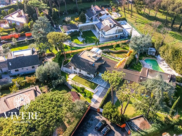 Casa con 10 locali in vendita in Via della Nocetta, Roma