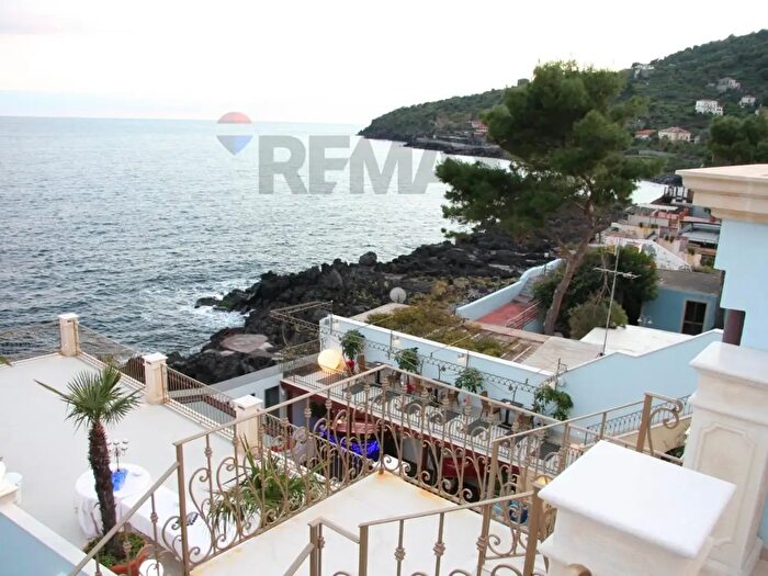 Casa con 10 locali in vendita in Via Argenta, Acireale