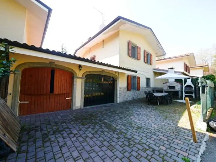 Casa quadrilocale in vendita in Via Monte Modino, Serramazzoni