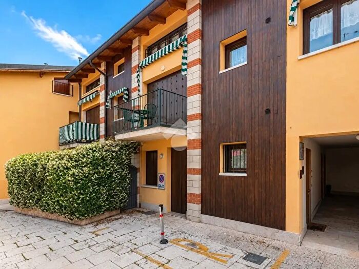 Appartamento bilocale in affitto in Via per Albisano, Torri Del Benaco