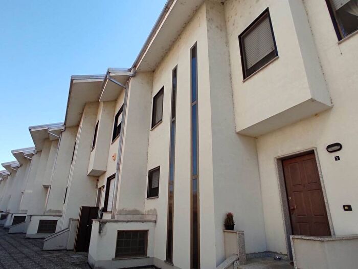 Casa con 5 locali in affitto in Strada Privata Bazzi, Santa Rita, Novara
