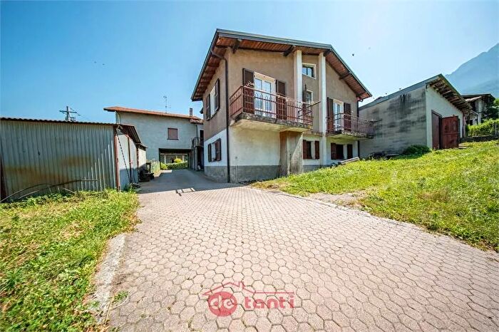 Casa con 8 locali in vendita in Via Posallo Colico Lc, Colico