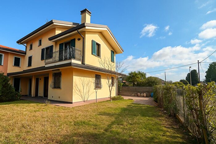 Casa con 7 locali in vendita in Via Giovanni Salce, Padova