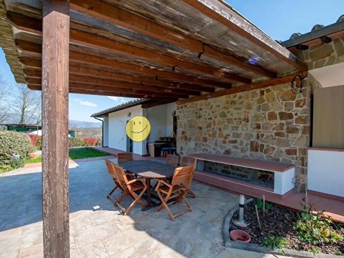 Casa con 10 locali in vendita in Figline e Incisa Valdarno