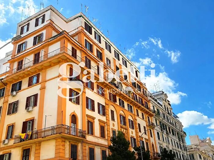 Appartamento quadrilocale in vendita in Via Albalonga, Roma