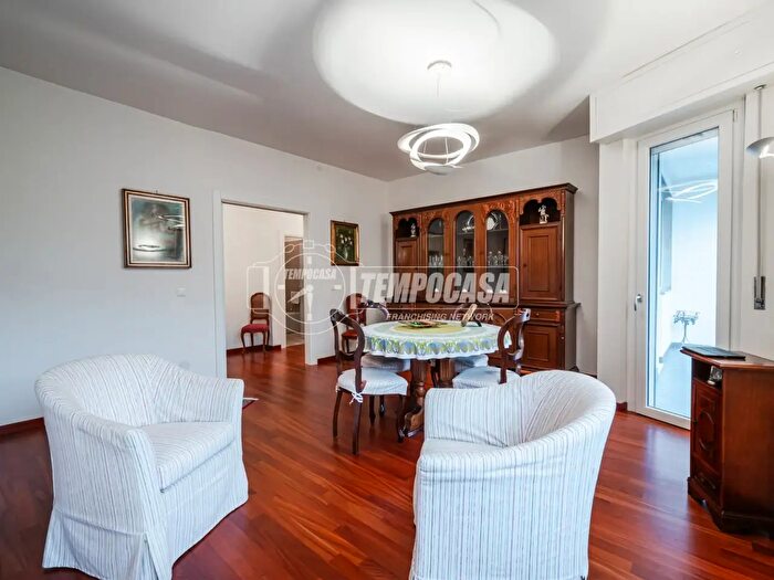 Appartamento quadrilocale in vendita in Via Passo Rolle, Milano