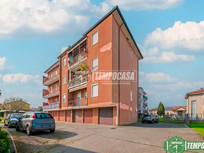 Appartamento trilocale in vendita in Via Vittorio Veneto, Salerano Sul Lambro