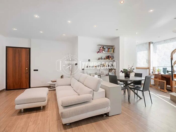 Appartamento trilocale in vendita in Viale degli Astri, Roma