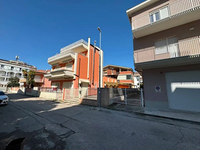 Appartamento trilocale in vendita in Via Calabria, Alba Adriatica