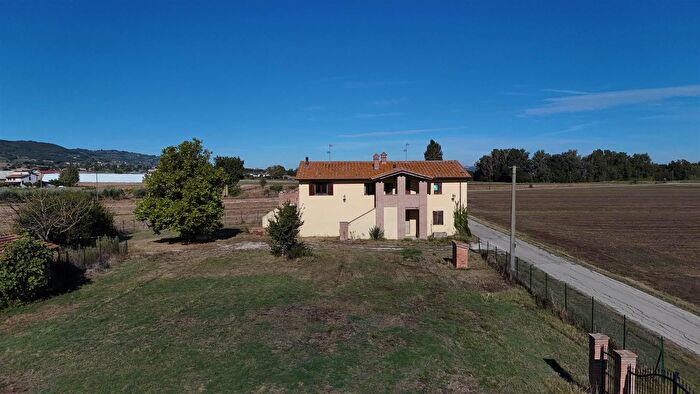 Casa con 6 locali in vendita in Via Valle, Cannara