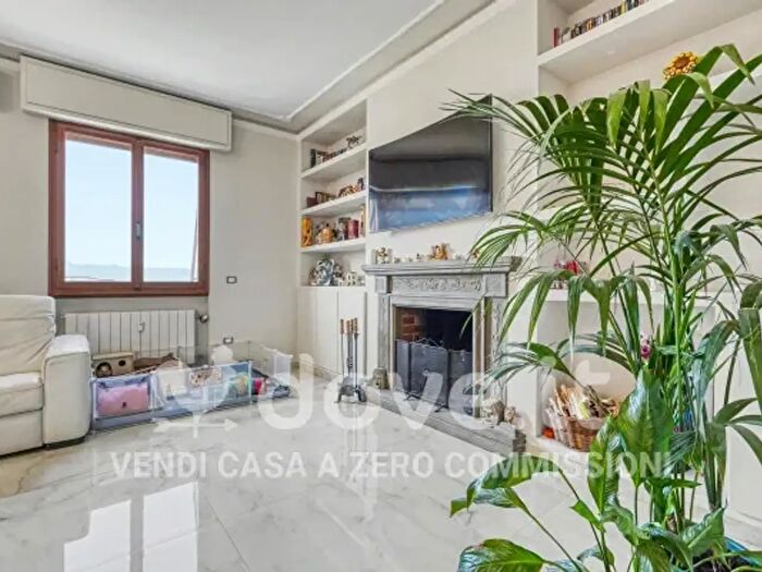 Appartamento con 6 locali in vendita in Via Augusto Borgioli, Prato