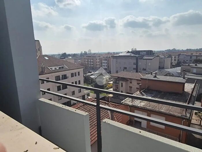 Appartamento trilocale in affitto in Via Silvio Pellico, Montebelluna