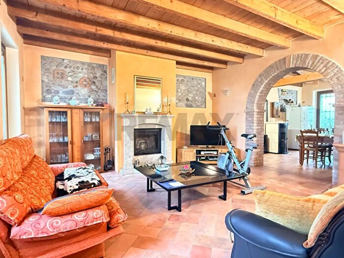 Casa quadrilocale in vendita in Strada Vasto, Goito