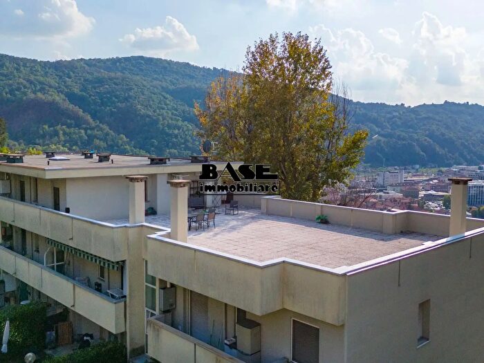 Appartamento con 5 locali in vendita in Via Deledda, Como