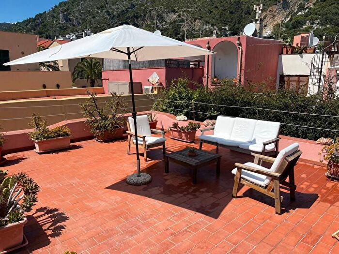 Appartamento trilocale in affitto in Piazza dei Pescatori, Varigotti, Finale Ligure