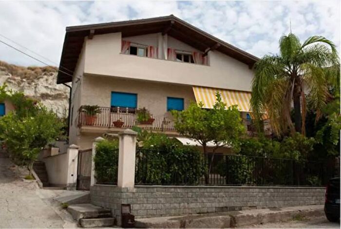Casa con 6 locali in vendita in Via Vena, Bova Marina