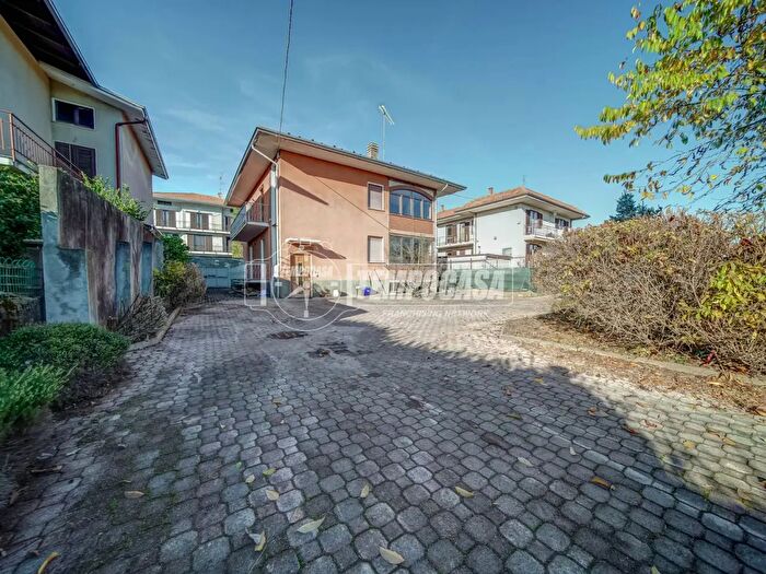 Casa con 5 locali in vendita in Via Monsignore Cavigioli, Borgomanero