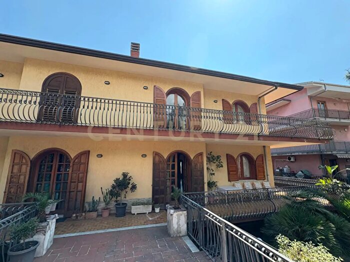 Casa con 6 locali in vendita in Via Salto della Monaca, Zafferana Etnea