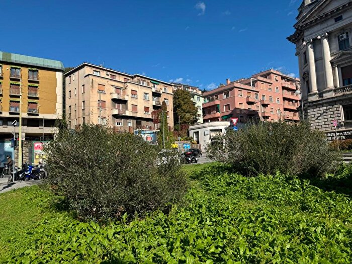 Appartamento con 5 locali in vendita in Via di Romagna, Trieste