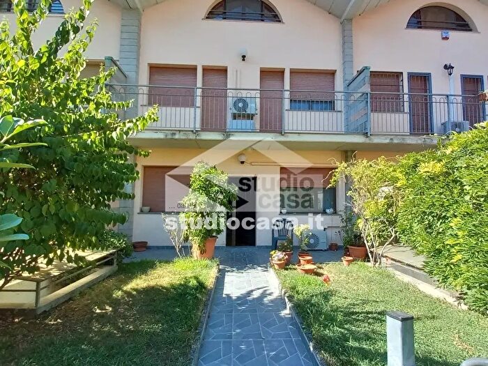 Casa con 6 locali in vendita in Via Stella, Pandino