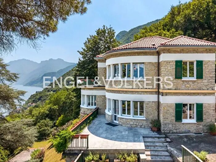 Casa con 6 locali in vendita in Oliveto Lario