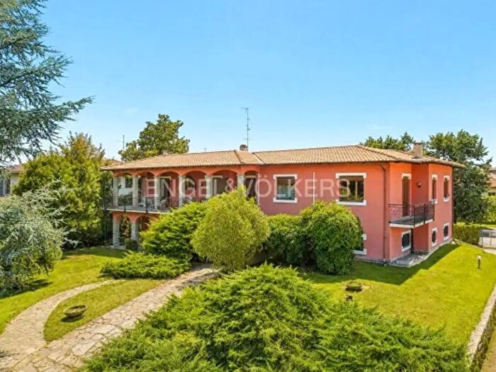 Casa con 6 locali in vendita in Uboldo