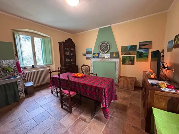 Casa con 5 locali in vendita in Massa