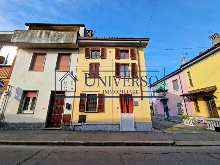 Casa trilocale in vendita in Via Umberto I Lungavilla, Lungavilla