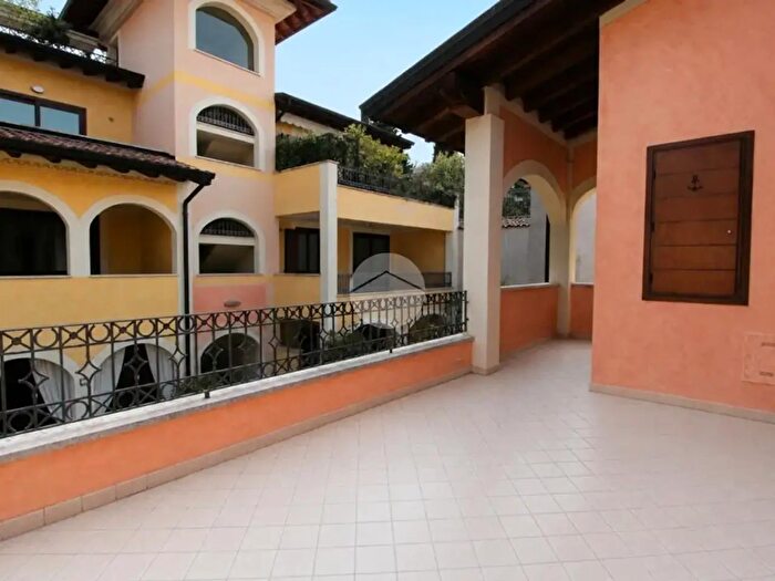 Appartamento trilocale in vendita in Lungolago Giuseppe Zanardelli, Toscolano Maderno