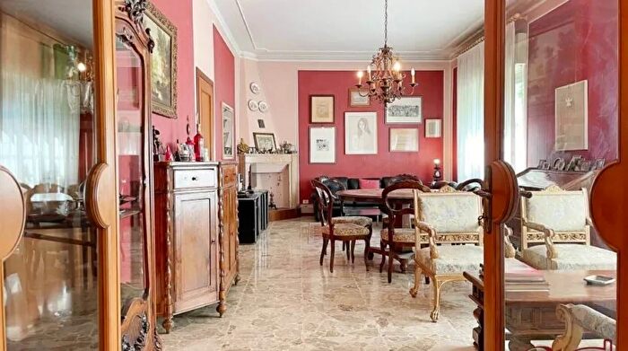 Casa con 8 locali in vendita in Giardini Alcide De Gasperi Centro Finale Emilia Modena, Finale Emilia