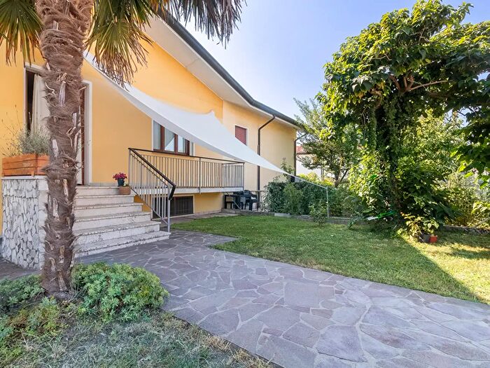 Casa con 6 locali in vendita in Via dello Sport, Carmignano Di Brenta