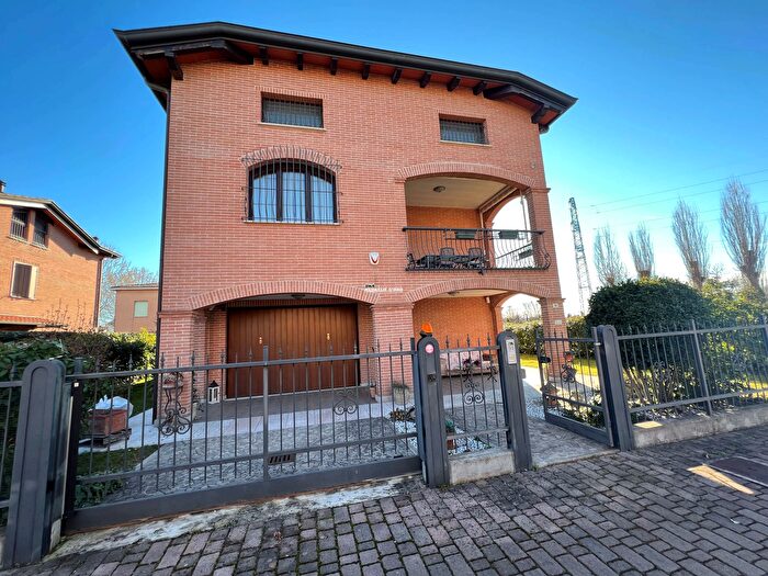 Casa con 12 locali in vendita in Strada Ponte Alto Nord, Modena